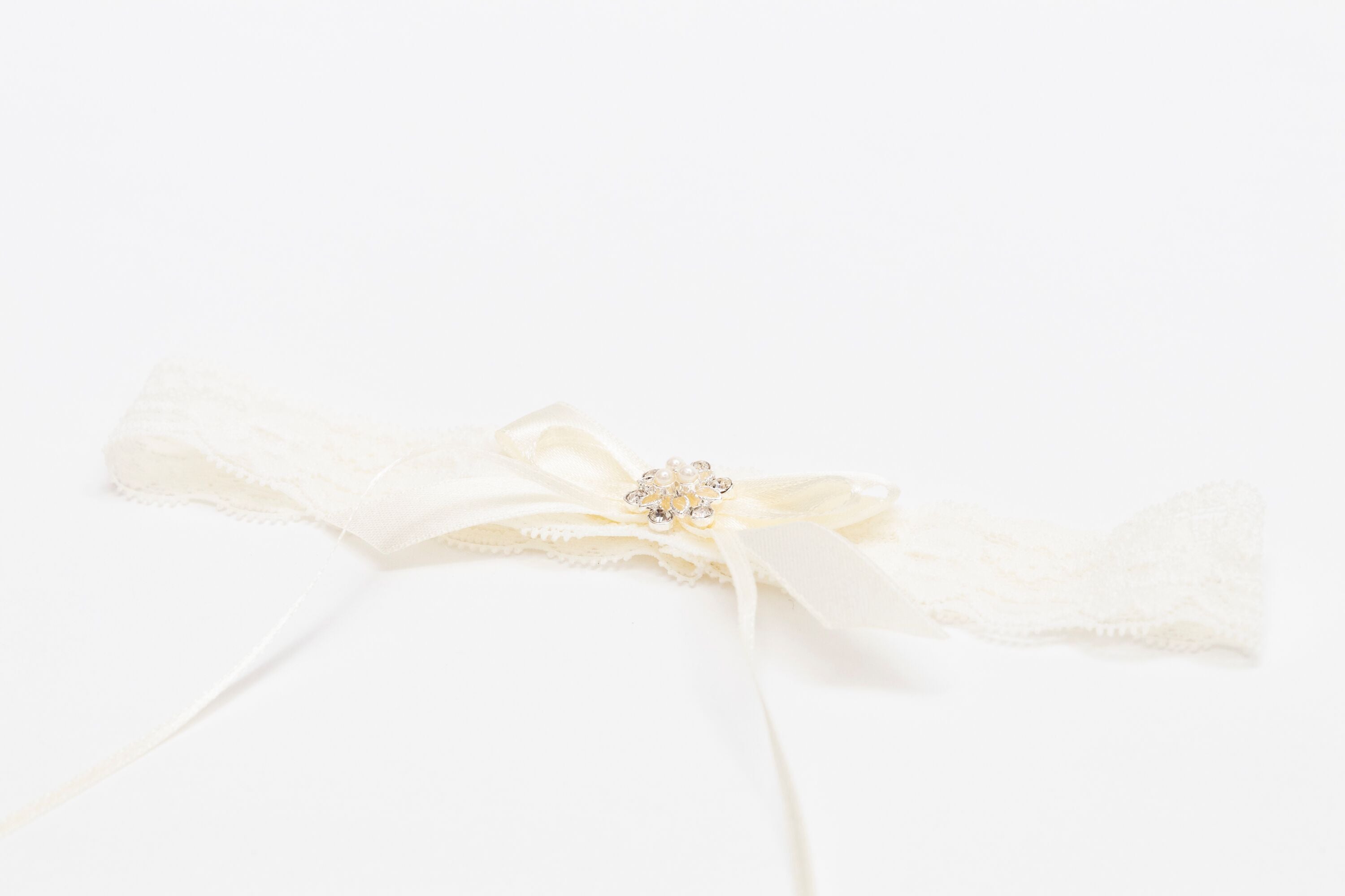 ivory knot-wedding accessories-bridal garters-louisa